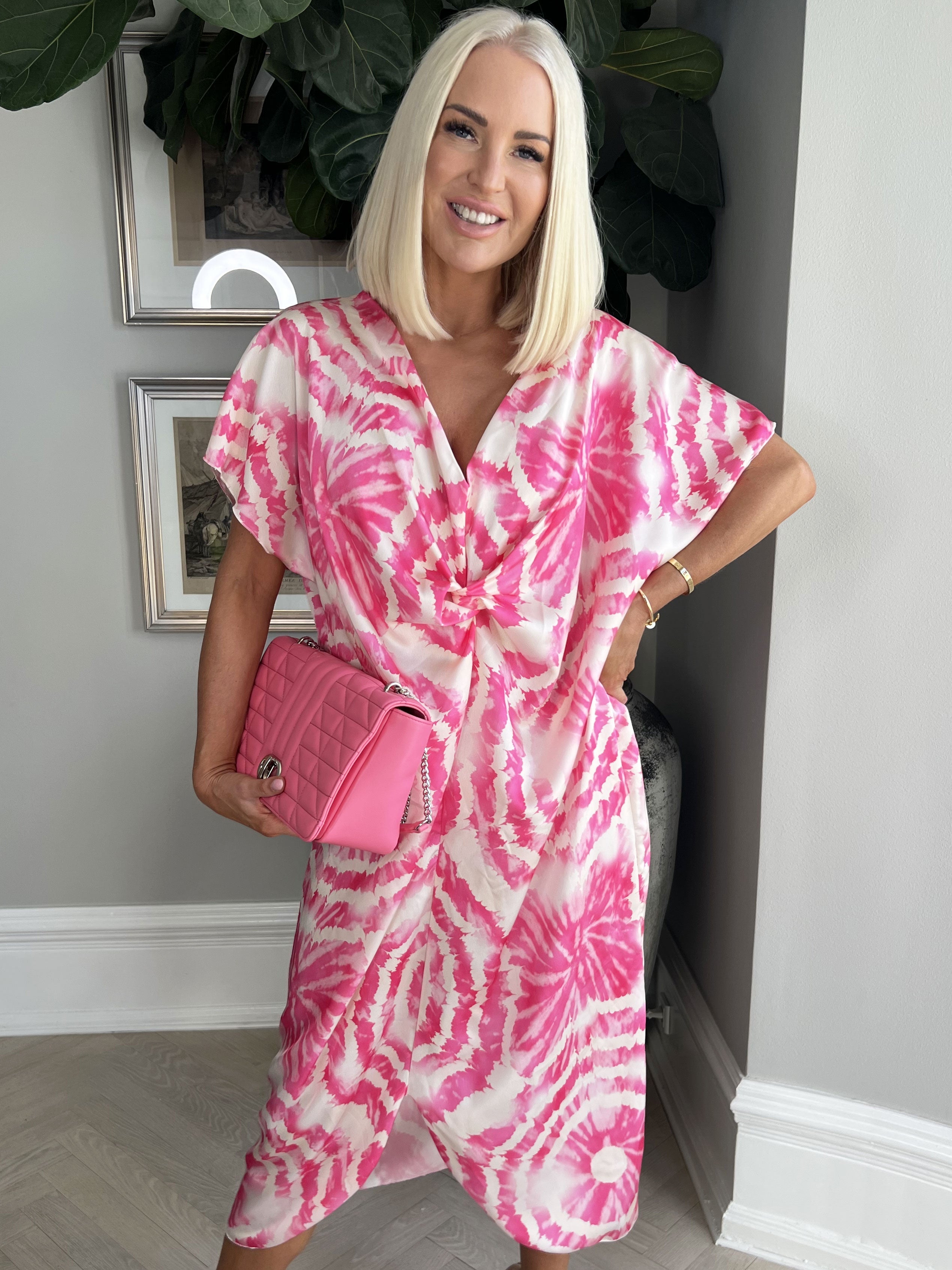 Juno Batik - Söt batikklänning med knut på bröstet